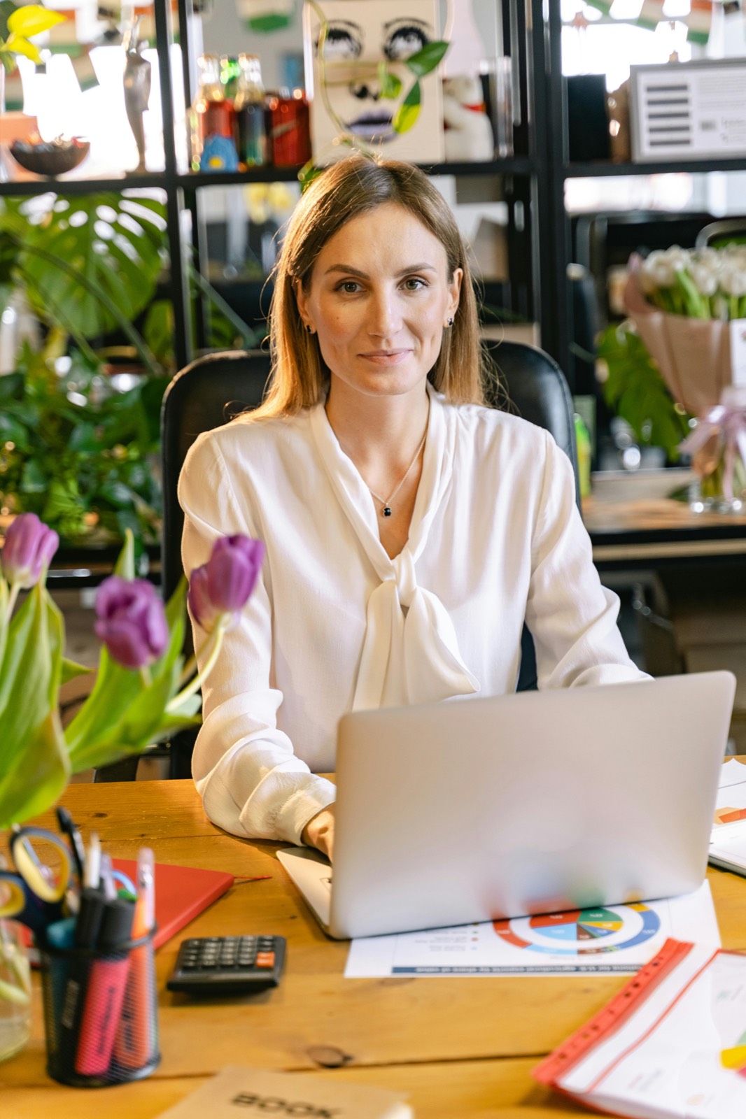 Medewerker gebruikt FamlyCare op het werk