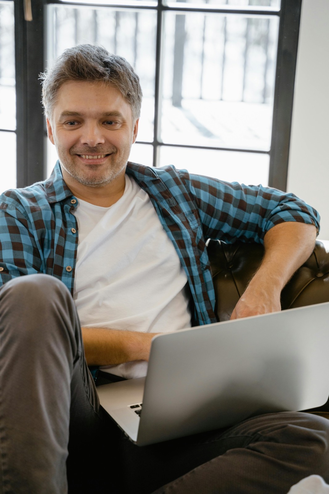 Medewerker gebruikt FamlyCare thuis